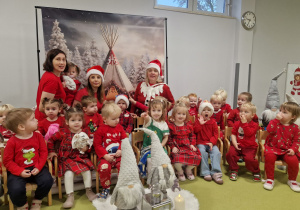 Dzieci i Ciocie pozują do mikołajkowej sesji świątecznej.