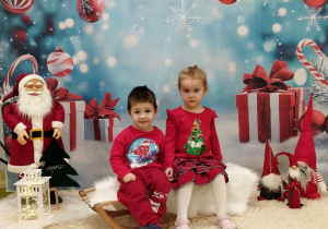 Franek i Hania pozują do pamiątkowego zdjęcia z okazji Mikołajek.