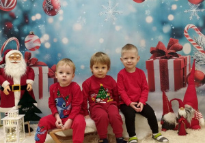 Mikołaj, Antoni i Bartosz pozują do pamiątkowego zdjęcia z okazji Mikołajek.