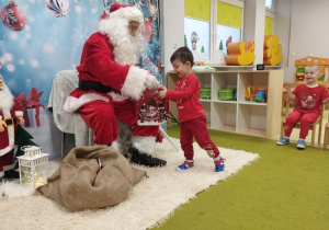 Leon odbiera prezent od Świętego Mikołaja.