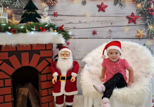 Hania pozuje do pamiątkowego zdjęcia.