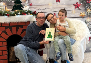 Filip z mamą i tatą pozują do pamiątkowego zdjęcia.