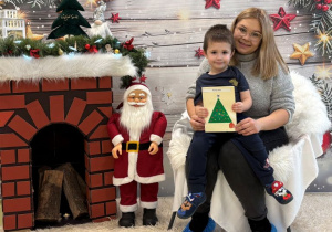 Franek z mamą pozują do pamiątkowego zdjęcia.