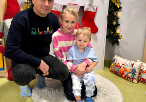 Stasio z tatą i siostrą pozują do świątecznego zdjęcia.