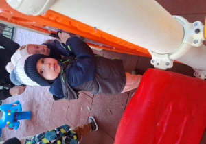 Piotr i Filip pozują do zdjęcia podczas zabawy na placu zabaw.