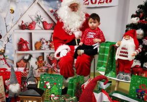 Antek pozuje do zdjęcia z Mikołajem.