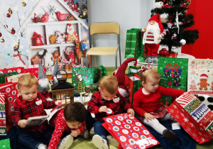 Dzieci oglądają prezenty od Mikołaja.