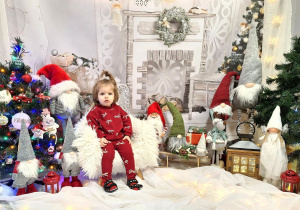 Rozalia pozuje do świątecznej sesji.