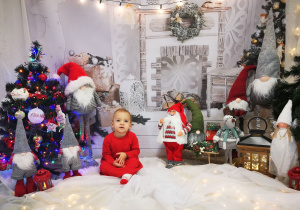 Antonina pozuje do świątecznej sesji.