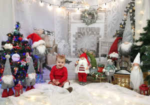 Aurelia pozuje do świątecznej sesji.