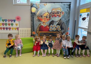 Dzieci siedzą i czekają na przybycie dziadków i babć.