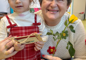 Aniela z babcią pozują do zdjęcia.