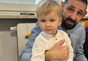 Nikodem z dziadkiem pozują do zdjęcia.