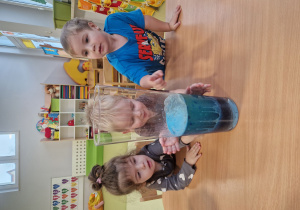 Hania, Mateusz i Kuba przyglądają się eksperymentowi.