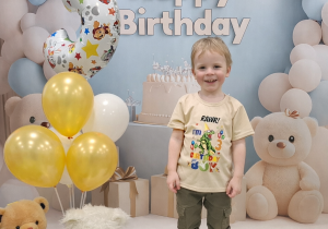 Mikołaj pozuje do pamiątkowego zdjęcia z okazji urodzin.