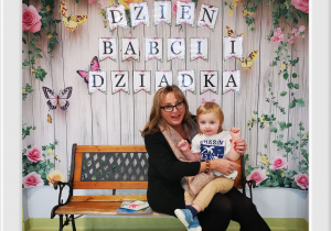 Franek pozuje do zdjęcia z babcią z okazji Dnia Babci i Dziadka.