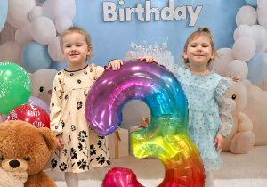 Zosia i Hania pozują do wspólnego pamiątkowego zdjęcia z okazji urodzin.