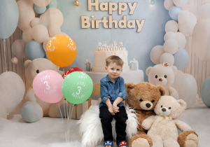 Kuba pozuje do pamiątkowego zdjęcia z okazji urodzin.