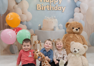 Leon, Kuba i Jagna pozują do pamiątkowego zdjęcia z okazji urodzin.