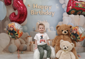 Stasio pozuje do pamiątkowego zdjęcia z okazji urodzin.