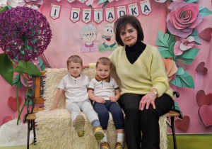 Marcel i Oliwier wraz z Babcią pozują do pamiątkowego zdjęcia.