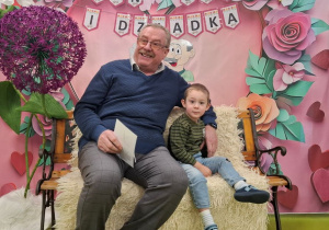 Filip wraz z Dziadkiem pozują do pamiątkowego zdjęcia.