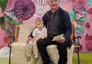 Stasio wraz z Dziadkiem pozują do pamiątkowego zdjęcia.