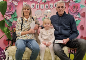 Oliwka wraz z Babcią i Dziadkiem pozują do pamiątkowego zdjęcia.