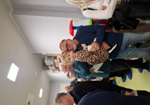 Jagna wraz z Dziadkiem pozują do pamiątkowej fotografii.