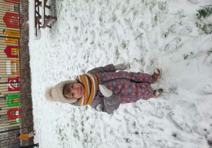 Alicja macha do dzieci podczas zabawy na świeżym powietrzu.