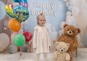 Oliwka pozuje do pamiątkowego zdjęcia z okazji urodzin.