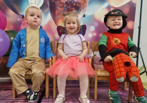 Mateusz, Marcelina i Antoni w strojach karnawałowych pozują do zdjęcia.