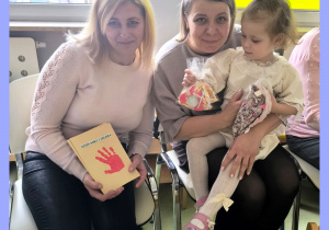 Rozalka wręcza upominki dwóm babciom.