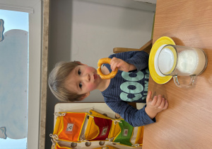 Maksymilian je upieczoną oponkę w Tłusty Czwartek.