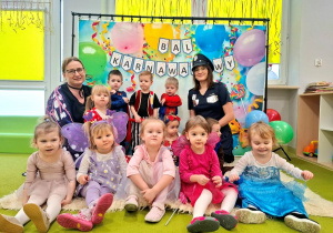 Dzieci i Opiekunki pozują do pamiątkowego zdjęcia.