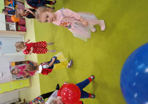 Dzieci tańczą podczas balu do wesołej muzyki.