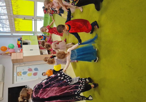 Dzieci tańczą z Opiekunkami w kole.