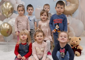 Dzieci pozują do pamiątkowej fotografii z okazji urodzin Lili.