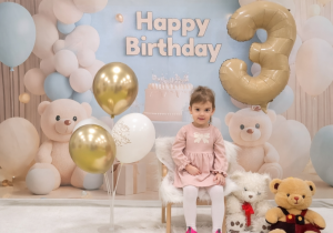 Lila pozuje do pamiątkowego zdjęcia z okazji urodzin.