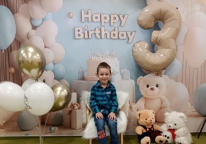 Filip pozuje do pamiątkowego zdjęcia z okazji urodzin.