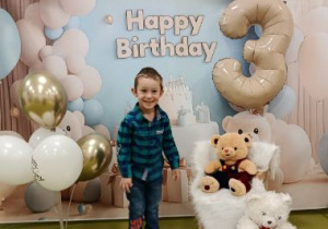 Filip pozuje do pamiątkowego zdjęcia z okazji urodzin.