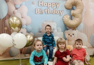 Dzieci pozują do pamiątkowej fotografii z okazji urodzin Filipa.