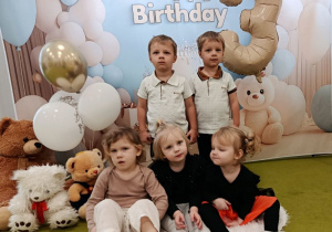 Dzieci pozują do pamiątkowej fotografii z okazji urodzin Marcela i Oliwiera.