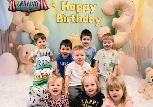 Dzieci pozują do pamiątkowej fotografii z okazji urodzin Stasia.