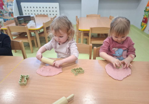 Jagna i Róża wycinają kształty z masy solnej.