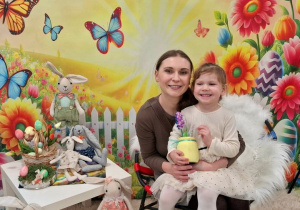 Zosia wraz z Mamą pozują do pamiątkowego zdjęcia.