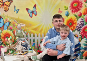 Ignaś wraz z Tatą pozują do pamiątkowego zdjęcia.