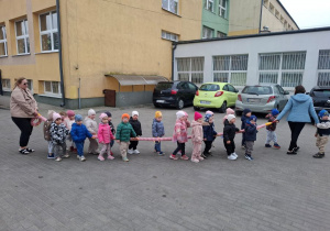 Dzieci wraz z opiekunkami spacerują na świeżym powietrzu.