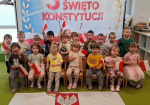 Dzieci pozują do pamiątkowej fotografii z okazji Święta Konstytucji 3 Maja.