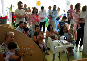 Rodzice oglądają prezentację z okazji Dnia Mamy i Taty.